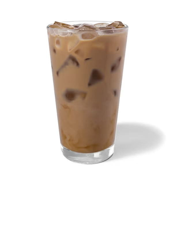 Een ijskoude latte in een groot glas