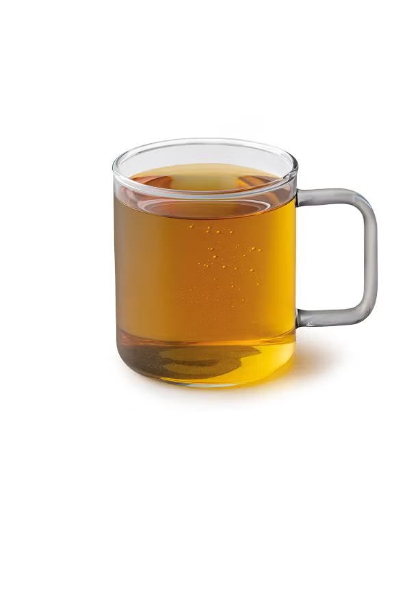 Een Teavana™ harmonische muntthee in een glazen mok 