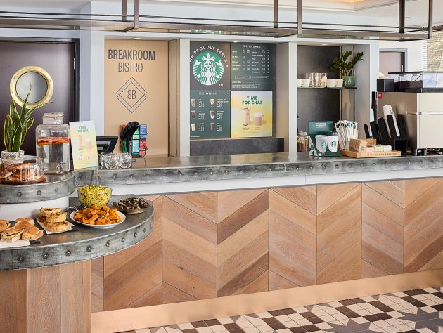 Een We Proudly Serve Starbucks balie