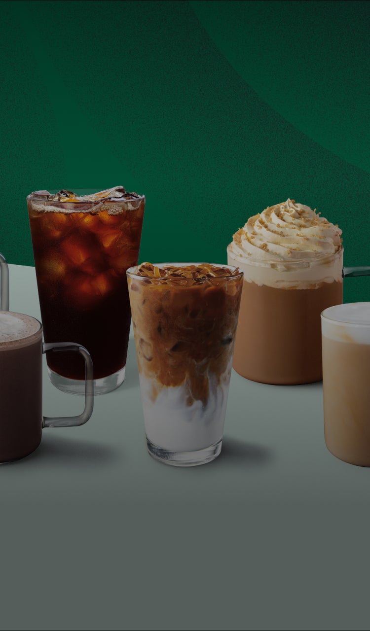 Een assortiment koffie en andere dranken, gerangschikt in twee rijen