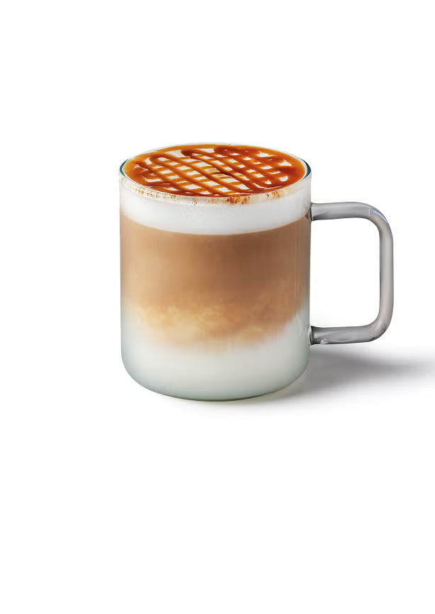 Un macchiato au caramel dans une tasse en verre