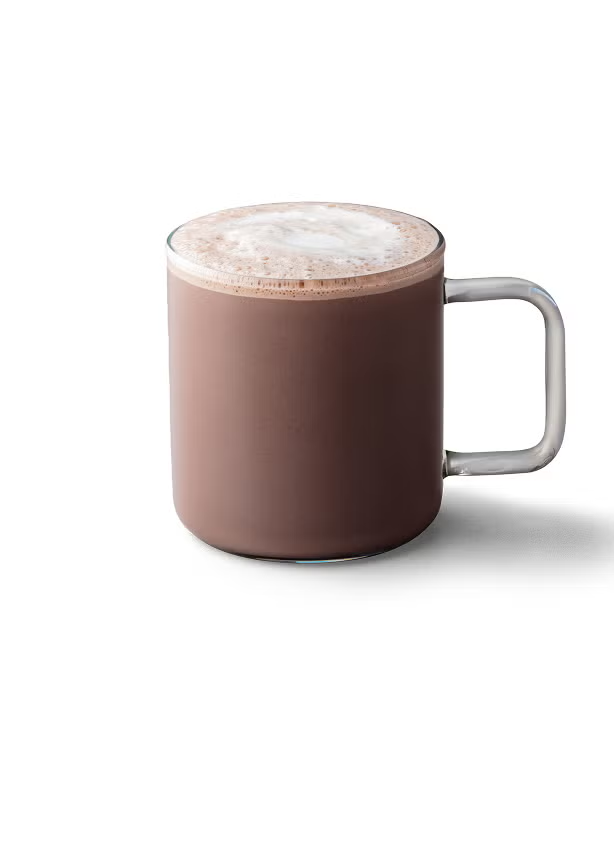 Un chocolat chaud classique dans une tasse en verre