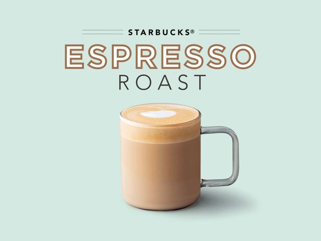 Un Starbucks Espresso Roast dans une tasse en verre
