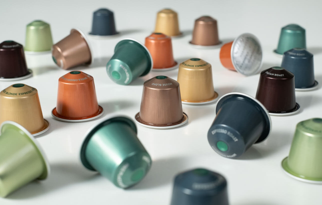Diverse capsule di caffè We Proudly Serve Starbucks sul piano di lavoro