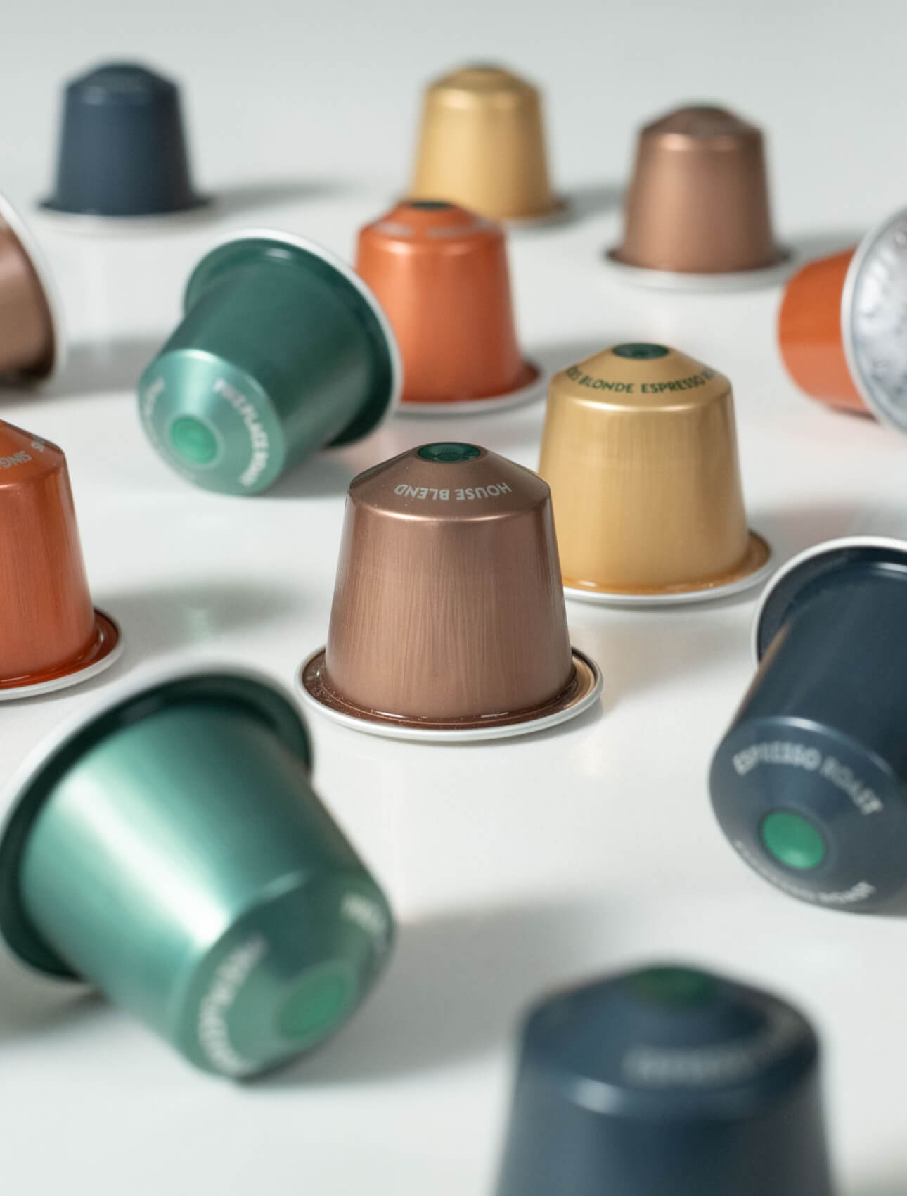 Diverse capsule di caffè We Proudly Serve Starbucks sul piano di lavoro