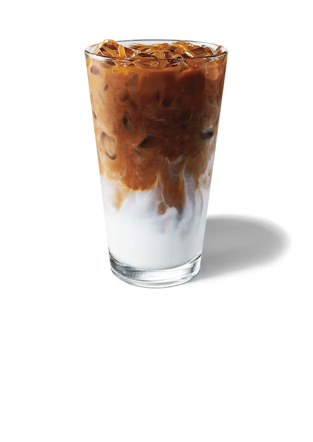 Een ijskoude caramel macchiato in een groot glas