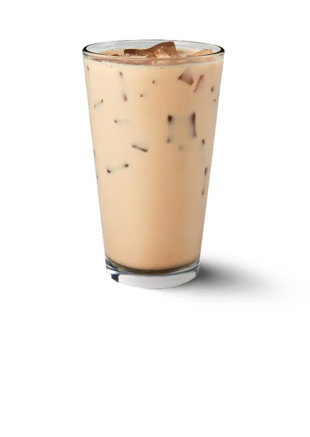 Een ijskoude chai tea latte in een groot glas
