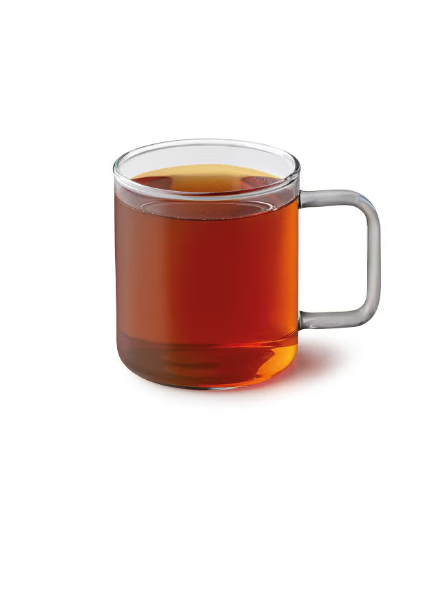 Een Teavana™ English Breakfast thee in een glazen mok 