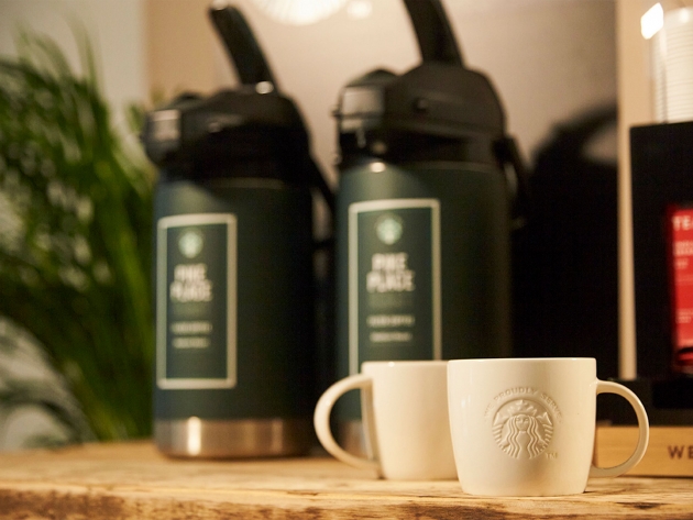 บริการกาแฟในรูปแบบชงสดด้วยเครื่องกดกาแฟ Starbucks