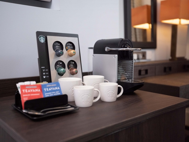 เครื่องกาแฟ Dolce Gusto และ แคปซูลจาก Starbucks พร้อมเสิร์ฟอยู่ในห้องพักโรงแรม 