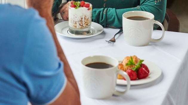 อาหารเช้าและกาแฟสด 2 แก้วบนโต๊ะกินข้าวในโรงแรม