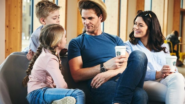 เติมเต็มความสุขกับครอบครัวด้วยเครื่องดื่ม Starbucks ในช่วงวันหยุด