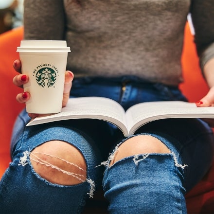 โปรแกรมกาแฟ We Proudly Serve Starbucks สำหรับวิทยาลัยและมหาวิทยาลัย